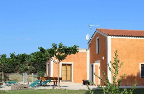 Aspiran House | Holiday home in Aspiran with swimming pool