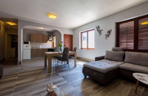 Bribir House | Holiday Home in Birbir near Beach & Pool