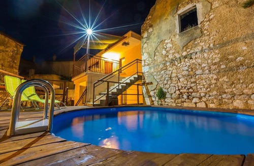 Bribir House | Holiday Home in Birbir near Beach & Pool