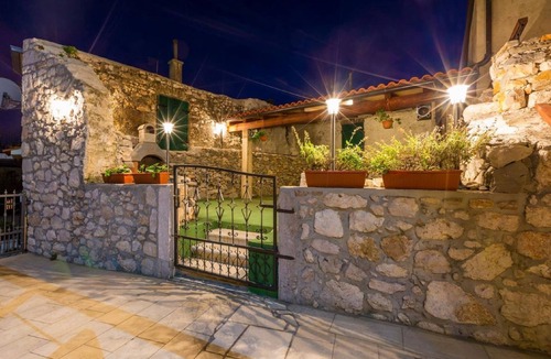 Bribir House | Holiday Home in Birbir near Beach & Pool
