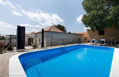 Drnis House | Holiday Home in Drniš with Pool & Etnoland