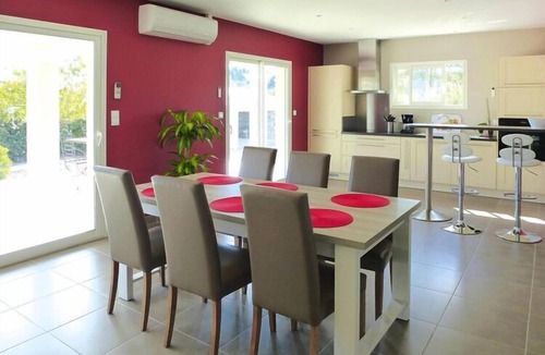Gabian House | Holiday Home in Gabian near Vineyards