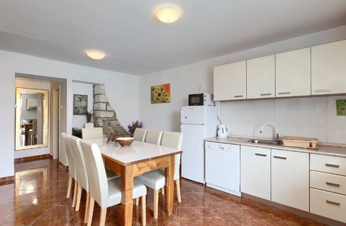 Rovinjsko Selo House | Holiday Home in Rovinjsko with Pool