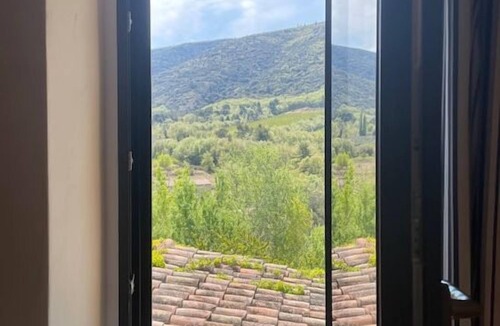 Lacoste House | Holiday Home in Lacoste with Pool