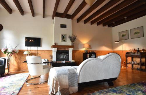 Le Chatelet House | Holiday Home in Le Châtelet with Pool