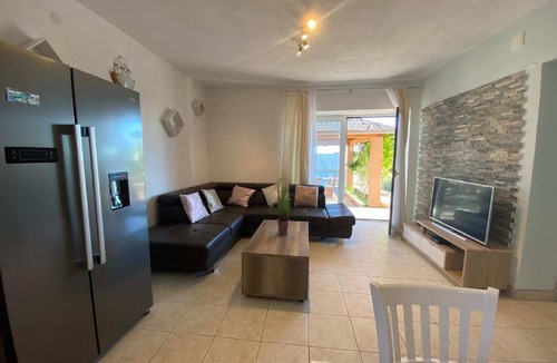 Lisicici House | Holiday Home in Lisicic with Pool