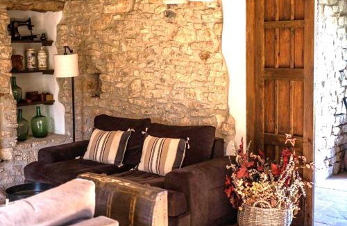Montblanc House | Holiday home in Montblanc with pool