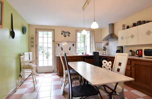 Englancourt Cottage | Holiday Home in Oise with Forest Views