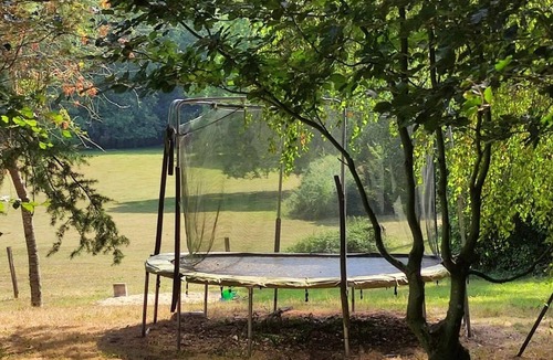 Englancourt Cottage | Holiday Home in Oise with Forest Views