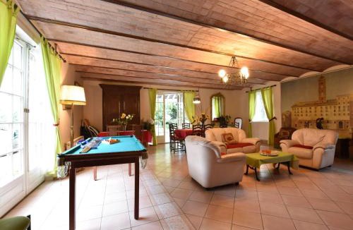 Englancourt House | Holiday Home in Oise with Forest Views