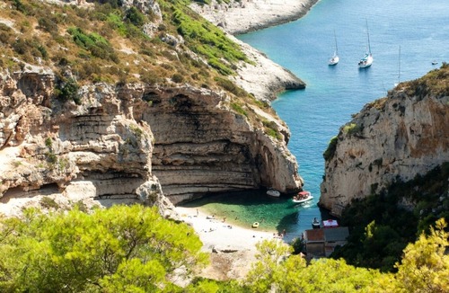 Cove Rogacic House | Holiday Home in Vis with Terrace, Air condition, Dishwasher (139-3)