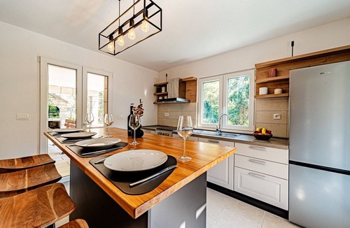 Pupnat Apartment | Holiday Home Island Gem - Five Bedroom Apartment
