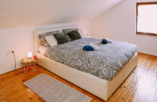 Perusic House | Holiday Home Iv-an by Interhome