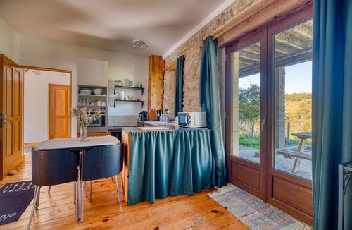 Plavilla House | Holiday Home 'Jasmin' with Mountain View, Shared Pool and Wi-Fi