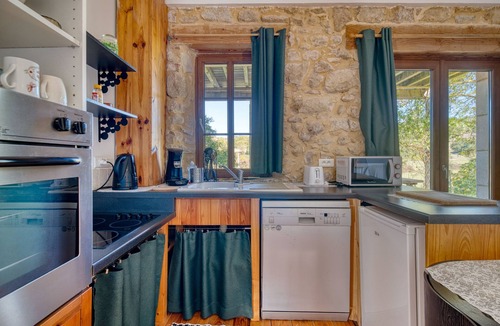 Plavilla House | Holiday Home 'Jasmin' with Mountain View, Shared Pool and Wi-Fi