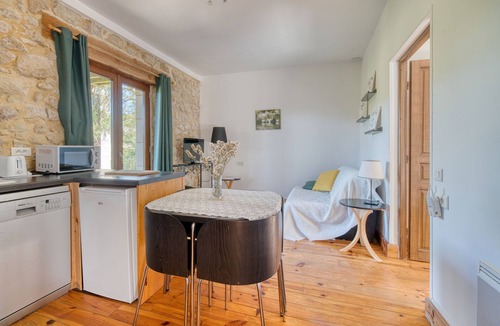 Plavilla House | Holiday Home 'Jasmin' with Mountain View, Shared Pool and Wi-Fi