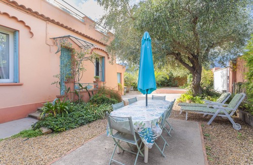 Sorede House | Holiday Home 'Jonquille' with Mountain View, Private Terrace and Wi-Fi