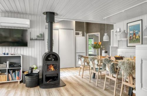 Hou House | Holiday Home Juste - 1-7km from the sea by Interhome