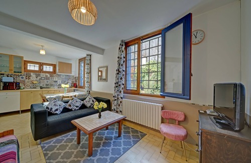 Bagneres-de-Luchon House | Holiday Home "Les Rosiers" with Shared Garden & Wi-Fi