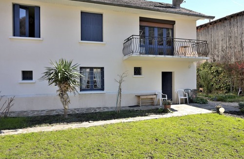 Bagneres-de-Luchon House | Holiday Home "Les Rosiers" with Shared Garden & Wi-Fi