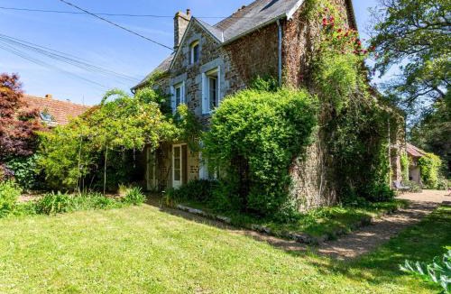 Saint-Pair-sur-Mer House | Holiday Home La Gicquelière by Interhome