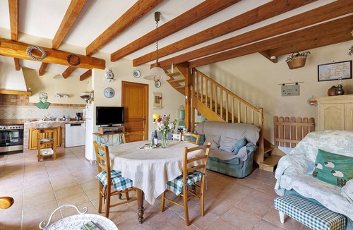 Montreuil-Bellay House | Holiday Home “La Ferme Du Bellay - Côté Cour” with Private Terrace, Wi-Fi & Air Conditioning
