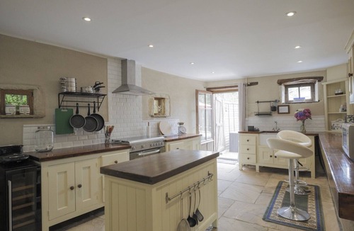 Lizant House | Holiday Home 'L'Olivier Gîte' with Private Pool, Private Terrace and Wi-Fi