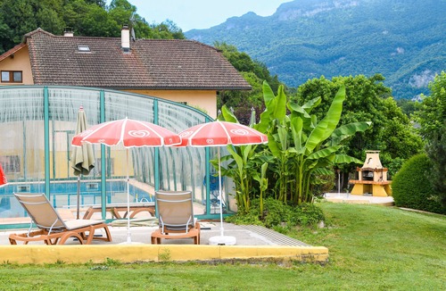 Yenne House | Holiday Home 'L'orée Du Bois' with Mountain View, Wi-Fi and Air Conditioning