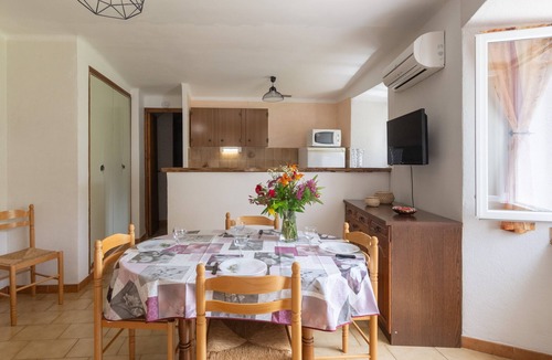 Gravieres Cottage | Holiday Home 'La Bergerie' with Mountain View, Shared Pool and Air Conditioning