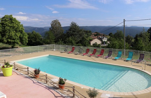 Gravieres Cottage | Holiday Home 'La Bergerie' with Mountain View, Shared Pool and Air Conditioning