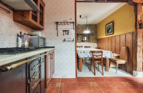 La Pola de Gordon House | Holiday Home 'La Casa De Peredilla' with Mountain Views and Private Garden