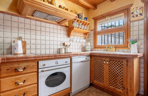 Albinyana House | Holiday Home 'La Casita' with Private Terrace, Wi-Fi and Air Conditioning