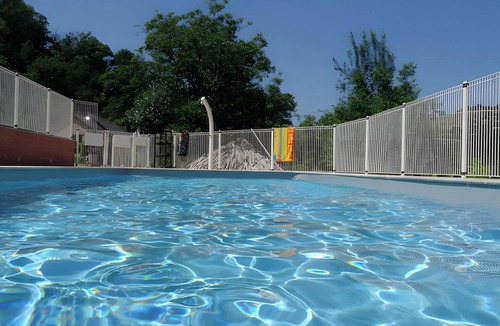 Villecomtal House | Holiday Home 'La Charrue' with Mountain View, Shared Pool and Wi-Fi