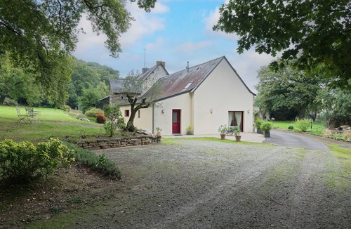 Reminiac House | Holiday Home 'La Clémençaie' with Private Terrace, Garden and Wi-Fi