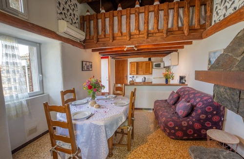 Gravieres House | Holiday Home 'La Clède' with Mountain View, Shared Pool and Air Conditioning