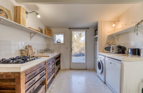 Rouet House | Holiday Home 'La Cours des Anges' with Mountain View, Shared Pool & Wi-Fi
