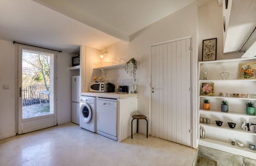 Rouet House | Holiday Home 'La Cours des Anges' with Mountain View, Shared Pool & Wi-Fi