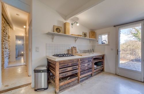 Rouet House | Holiday Home 'La Cours des Anges' with Mountain View, Shared Pool & Wi-Fi