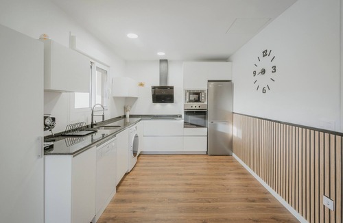 Pedraza House | Holiday Home 'La Isi' with Private Garden and Wi-Fi