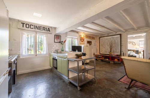 Riudecanyes House | Holiday Home 'La Fabriqueta' with Mountain View, Wi-Fi and Air Conditioning