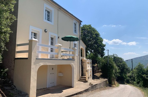 Castanet-le-Haut House | Holiday Home 'La Reguergue' with Mountain View, Private Terrace and Wi-Fi