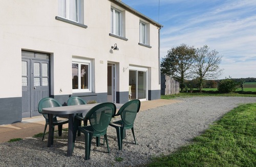 Neant-sur-Yvel House | Holiday Home “La Clairière de Merlin” with Private Terrace, Garden and Wi-Fi