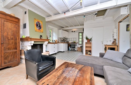 Prat-Bonrepaux House | Holiday Home 'La Mouline' with Mountain View, Wi-Fi and Air Conditioning