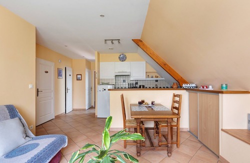 Cerelles House | Holiday Home 'La Gatiniére' with Private Terrace, Wi-Fi and Air Conditioning
