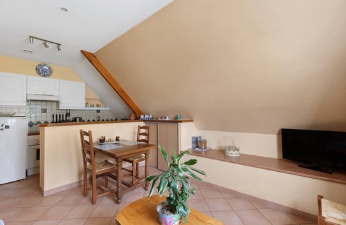 Cerelles House | Holiday Home 'La Gatiniére' with Private Terrace, Wi-Fi and Air Conditioning