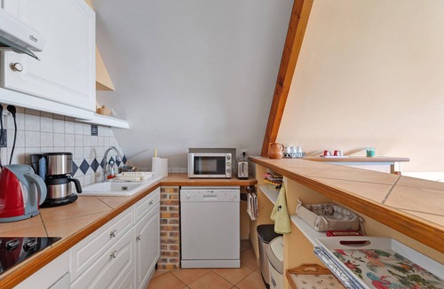 Cerelles House | Holiday Home 'La Gatiniére' with Private Terrace, Wi-Fi and Air Conditioning