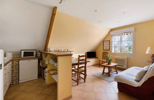 Cerelles House | Holiday Home 'La Gatiniére' with Private Terrace, Wi-Fi and Air Conditioning