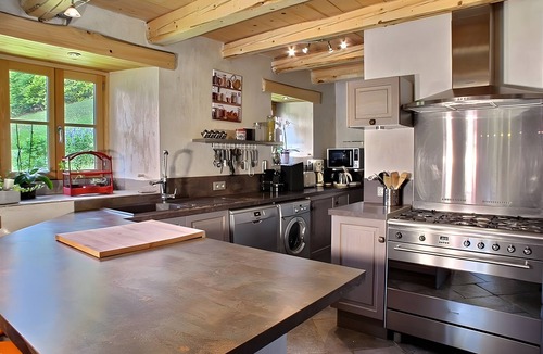 Campan House | Holiday Home 'La Grange De Gassiole' with Mountain View, Private Terrace and Wi-Fi