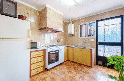 Camporrobles House | Holiday Home "La Luna" with Private Terrace & Wi-Fi