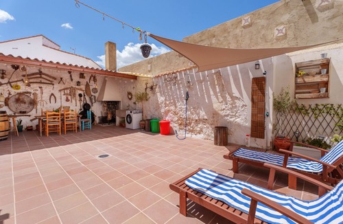 Camporrobles House | Holiday Home "La Luna" with Private Terrace & Wi-Fi